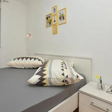 Apartman With Parking Space - 27490 Makarska